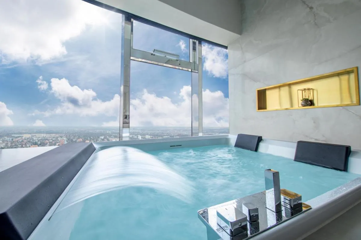 Image 1 of Apartamenty Sky Tower z Wanna Przy Oknie
