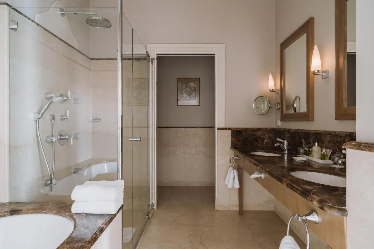 Image 2 of Art Hotel
