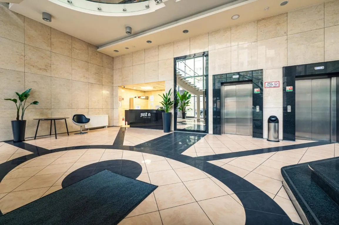 Image of City Center Apt – Parking, Balcony, Workspace, AC – by Rentujemy