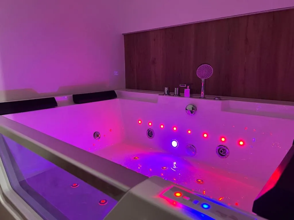 Image of Gold Sleep apartament we Wrocławiu z prywatnym jacuzzi i dużym łóżkiem