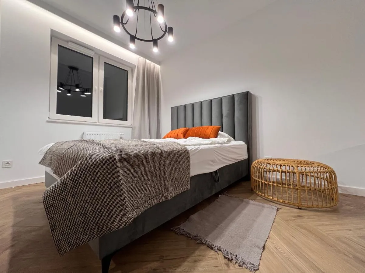 Image 1 of Gold Sleep apartament we Wrocławiu z prywatnym jacuzzi i dużym łóżkiem