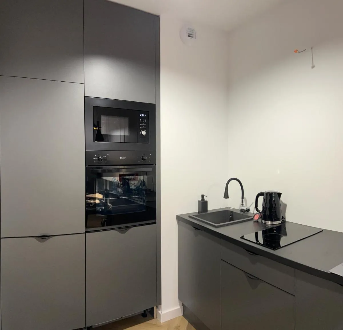 Image 3 of Gold Sleep apartament we Wrocławiu z prywatnym jacuzzi i dużym łóżkiem