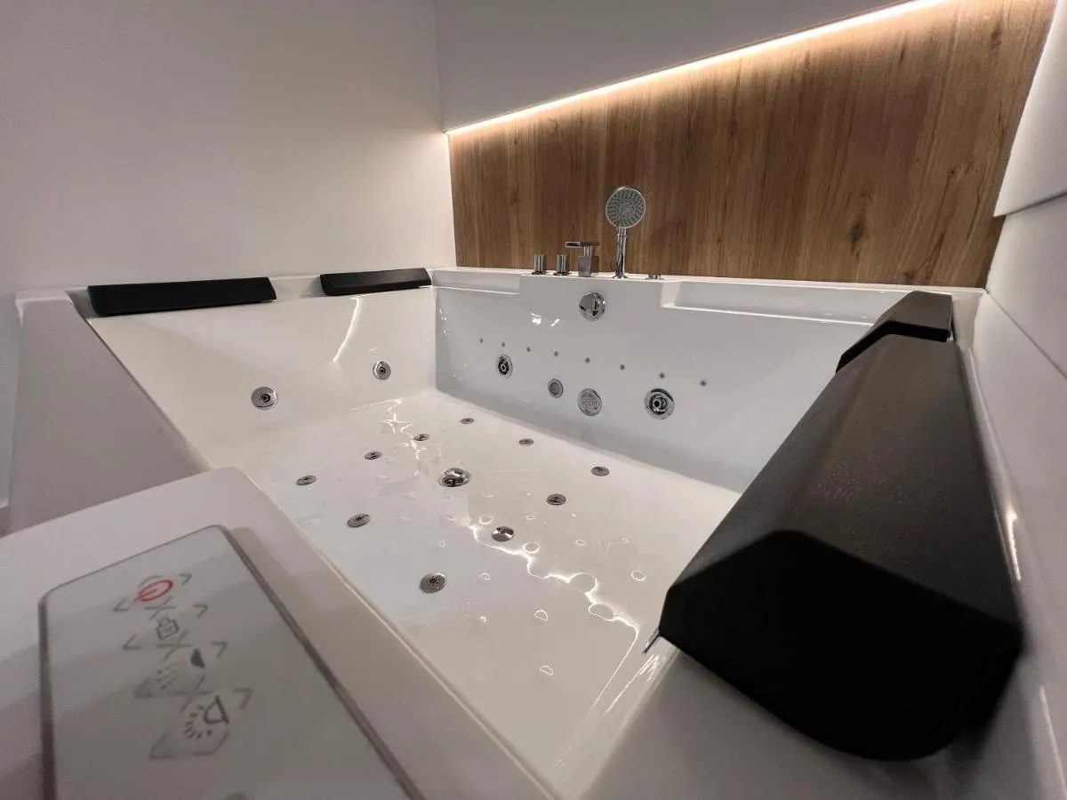 Image 2 of Gold Sleep apartament we Wrocławiu z prywatnym jacuzzi i dużym łóżkiem