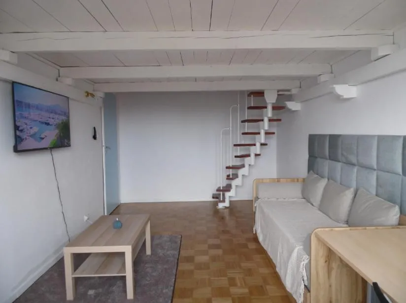 Image 4 of Mezzanine appartment