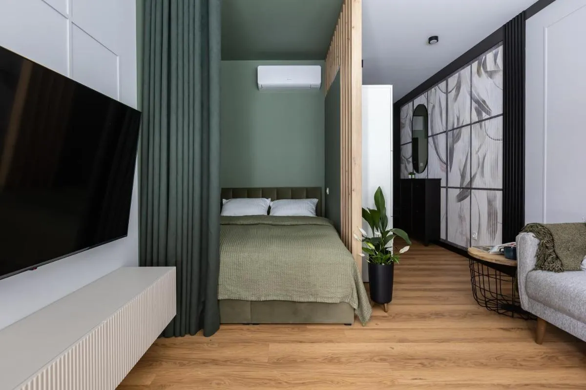 Image 1 of Nowoczesny apartament w centrum z siłownią i parkingiem – Fair Rentals