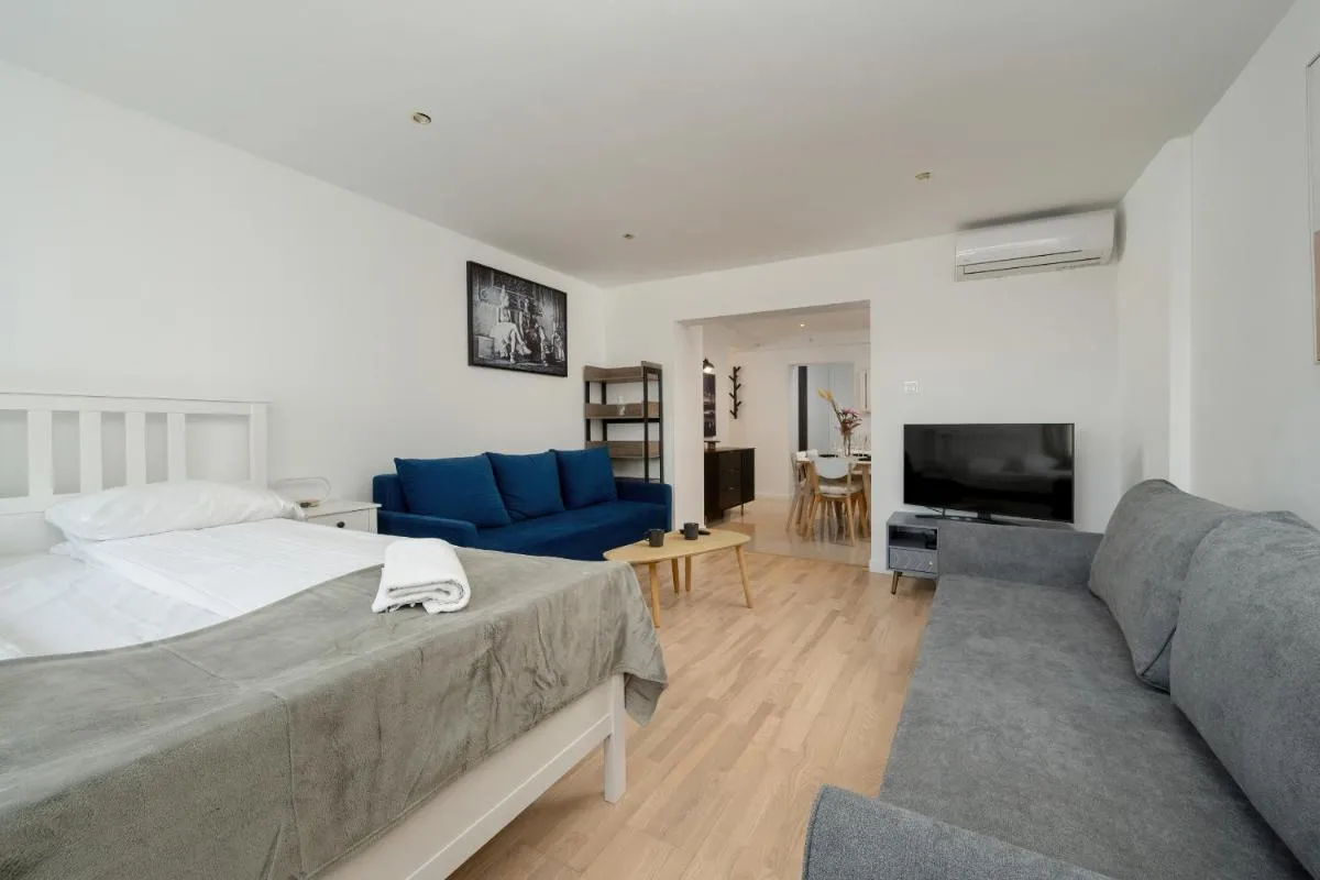Image 1 of Przestronne Studio Przy Rynku we Wrocławiu z Klimatyzacją i Wanną by Noclegi Renters