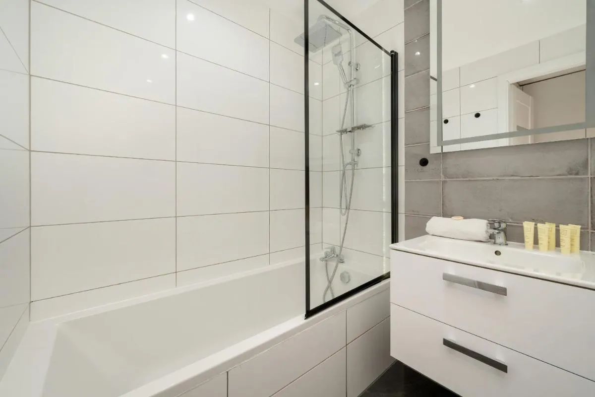Image 4 of Przestronne Studio Przy Rynku we Wrocławiu z Klimatyzacją i Wanną by Noclegi Renters
