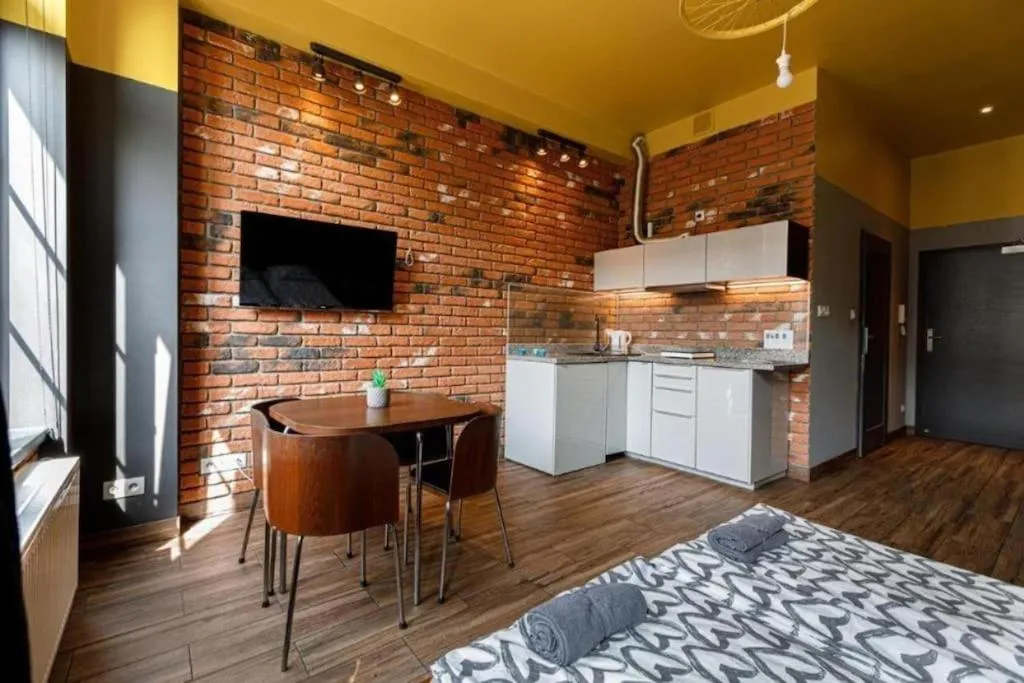 Image 3 of Urban Chic – Main Rail Station – Stylish Studio – K28