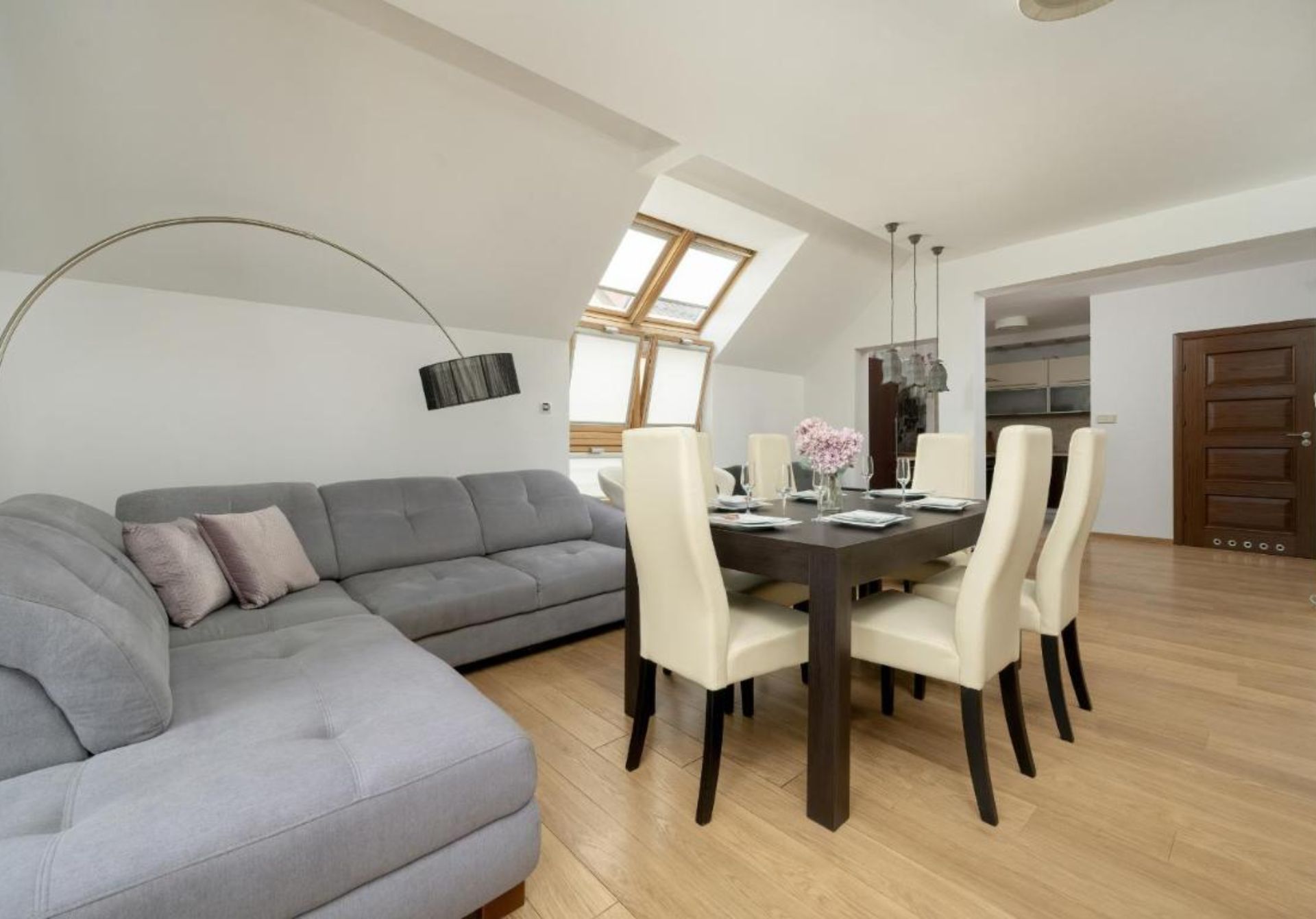 Jasny Dwupoziomowy Apartament we Wrocławiu by Noclegi Renters (1)